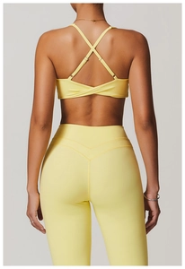 Détail de la brassière de sport jaune clair à dos croisé et du pantalon de yoga taille haute