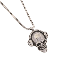 Collier punk argenté avec pendentif crâne et casque audio sur chaîne box