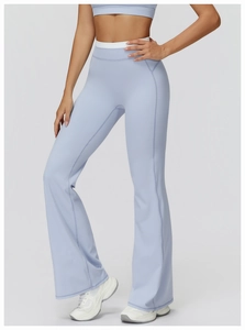 Détail du pantalon de yoga évasé bleu clair à taille haute avec ceinture blanche