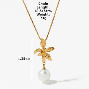 Detailed view of golden flower necklace with pearl, showing dimensions 41.5+5cm and 7.1g