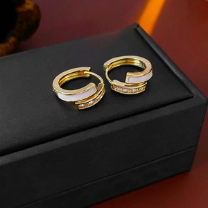 Boucles d'oreilles créoles dorées avec émail blanc et accents de zircons brillants