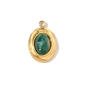 Vue détaillée du pendentif ovale en acier titane doré serti d'une pierre naturelle verte