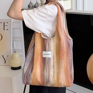 Sac fourre-tout en maille à rayures dégradées multicolores et étiquette LOVE SOZAKKA