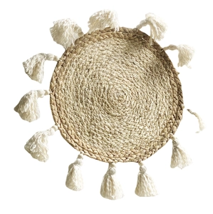 Decorazione da parete bohémien in erba intrecciata a mano con frange di cotone bianco