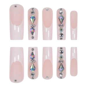 Faux ongles cercueil français avec strass colorés et diamants sur une base nude