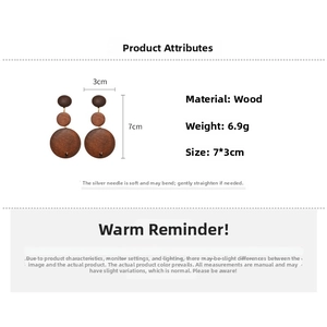 Vue détaillée des boucles d'oreilles ethniques en bois avec dimensions et poids