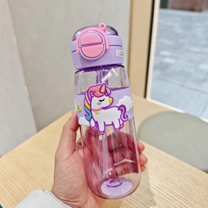 Lila Einhorn Kinder Trinkflasche mit Silikonhülle und praktischem Tragegriff