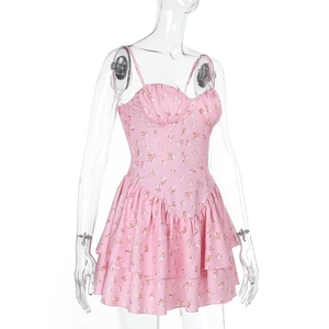 Détail de la robe fleurie rose avec jupe à plusieurs niveaux et imprimés de fleurs fines