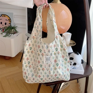 Dettaglio della borsa tote in tela floreale con etichette Zakka e un'estetica vintage
