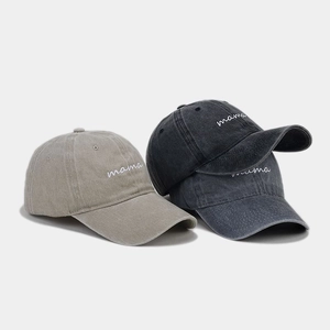 Trois casquettes de baseball en coton avec broderie mama en kaki, anthracite et bleu marine