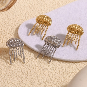 Vue détaillée des boucles d'oreilles méduse avec texture métallique martelée en relief