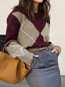 Pull en maille pour femme avec motif à losanges bordeaux et beige et manches longues
