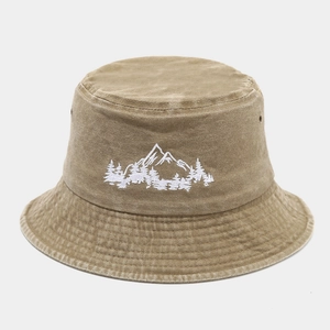 Détail de la broderie forêt de montagne sur le chapeau bob kaki en coton délavé