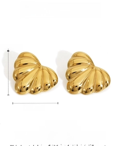 Detailed view of gold heart earrings with shell texture, height 25mm and width 30mm