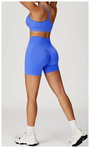 Vue arrière d'un ensemble de yoga bleu roi sans couture avec short liftant et brassière