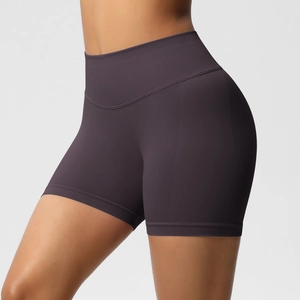 Détail du short de fitness sans couture violet foncé à taille haute et effet galbant