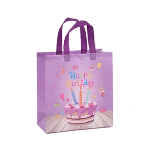 Lila Vliestasche mit Happy Birthday Kuchendruck und stabilen Tragegriffen