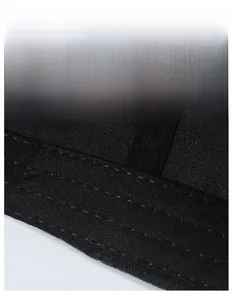 Détail du bandeau de sudation large avec coutures renforcées sur une casquette en jean