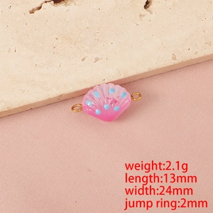 Ciondolo a conchiglia rosa a pois blu con dimensioni di 13mm di lunghezza e 24mm di larghezza