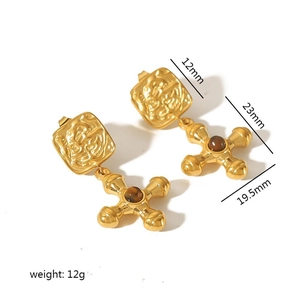 Détail de boucles d'oreilles croix dorées vintage avec pierre brune et dimensions
