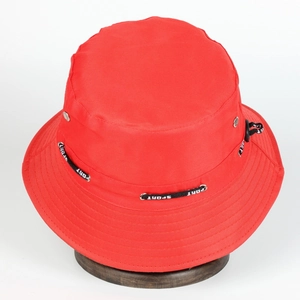 Détail du chapeau bob rouge avec sangle logo SPORT blanche et œillets métalliques