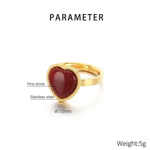 Dettaglio anello a cuore in pietra di pino rosso da 15 mm placcato in oro 18 carati