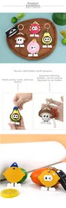 Détail de porte-cartes en cuir en forme de fruits avec coutures fines pour cartes