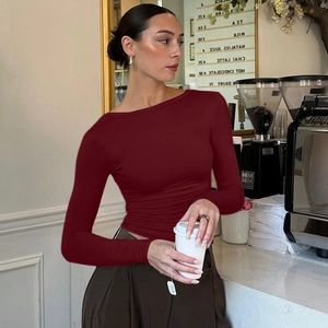 Dettaglio del top a maniche lunghe bordeaux vestibilità slim con schiena scoperta