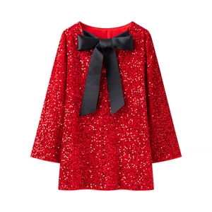 Robe courte rouge à paillettes avec manches longues et un grand nœud noir décoratif