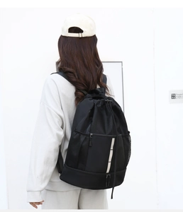 Vista posteriore dello zaino nero con coulisse strisce riflettenti e tasche a rete