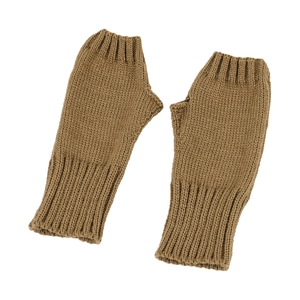 Detalle de guantes de punto marrón sin dedos con puños acanalados y orificio para el pulgar