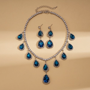 Détail de l'ensemble collier et boucles d'oreilles goutte saphir bleu et cristaux