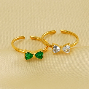 Bague nœud plaqué or 18 carats avec zircon en forme de cœur sur soie champagne