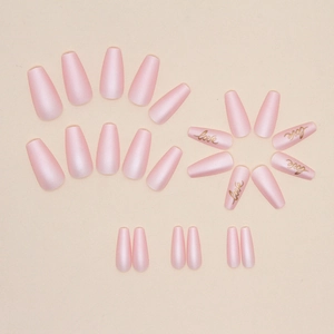 Faux ongles rose mat avec motif doré love de longueur moyenne en ensemble