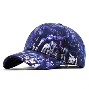 Dunkelblaue Baseballkappe mit abstraktem Graffiti-Druck und gebogenem Schirm im Streetstyle