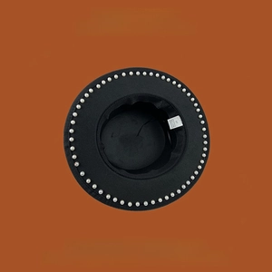 Vista detallada de un sombrero de lana negro con perlas y etiqueta interior de talla 57