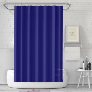 Moderner dunkelblauer PEVA-Duschvorhang mit wasserfester Textur in einem weißen Badezimmer