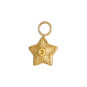 Vue détaillée d'un pendentif étoile dorée avec relief rayon de soleil sur fond blanc