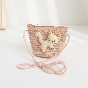 Vue détaillée d'un sac bandoulière en paille pour enfant avec décor chaton en relief