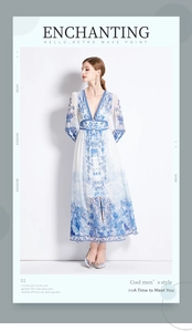 Détail de la robe maxi à fleurs bleu et blanc avec col en V, manches longues et taille ceinturée