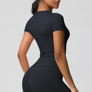 Vue latérale de l'ensemble de yoga noir pour femme avec pantalon à taille haute sans couture