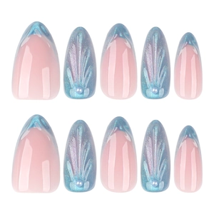 Faux ongles amande French avec effet œil de chat bleu et détails perles