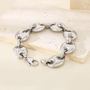 Bracciale a catena chicco di caffè argento da 19mm stile naso di maiale su travertino