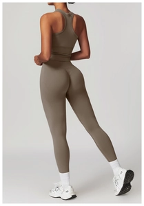 Détail d'un ensemble de sport sans couture avec brassière et legging effet galbant