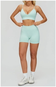 Détail de l'ensemble de yoga côtelé sans couture vert menthe avec brassière V et short taille haute