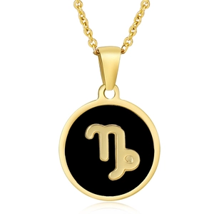 Détail macro du pendentif zodiaque Capricorne doré avec finition émail noir sur médaille