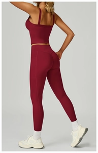 Vue arrière de l'ensemble de yoga bordeaux avec leggings taille haute et brassière