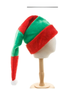 Détail du long bonnet de Noël à rayures rouges et vertes en peluche avec pompon doux