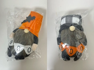 Dettaglio di gnomi di Halloween con bandiere Boo e cappelli a tema in busta protettiva