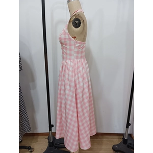 Detailansicht von rosa kariertem Neckholder-Kleid Stoff und Taille an einer Puppe